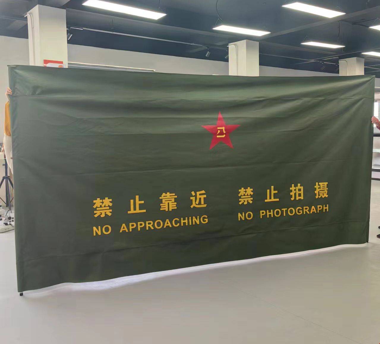 定制款便携式警用围挡 现场执法中的灵活屏障与安保新利器
